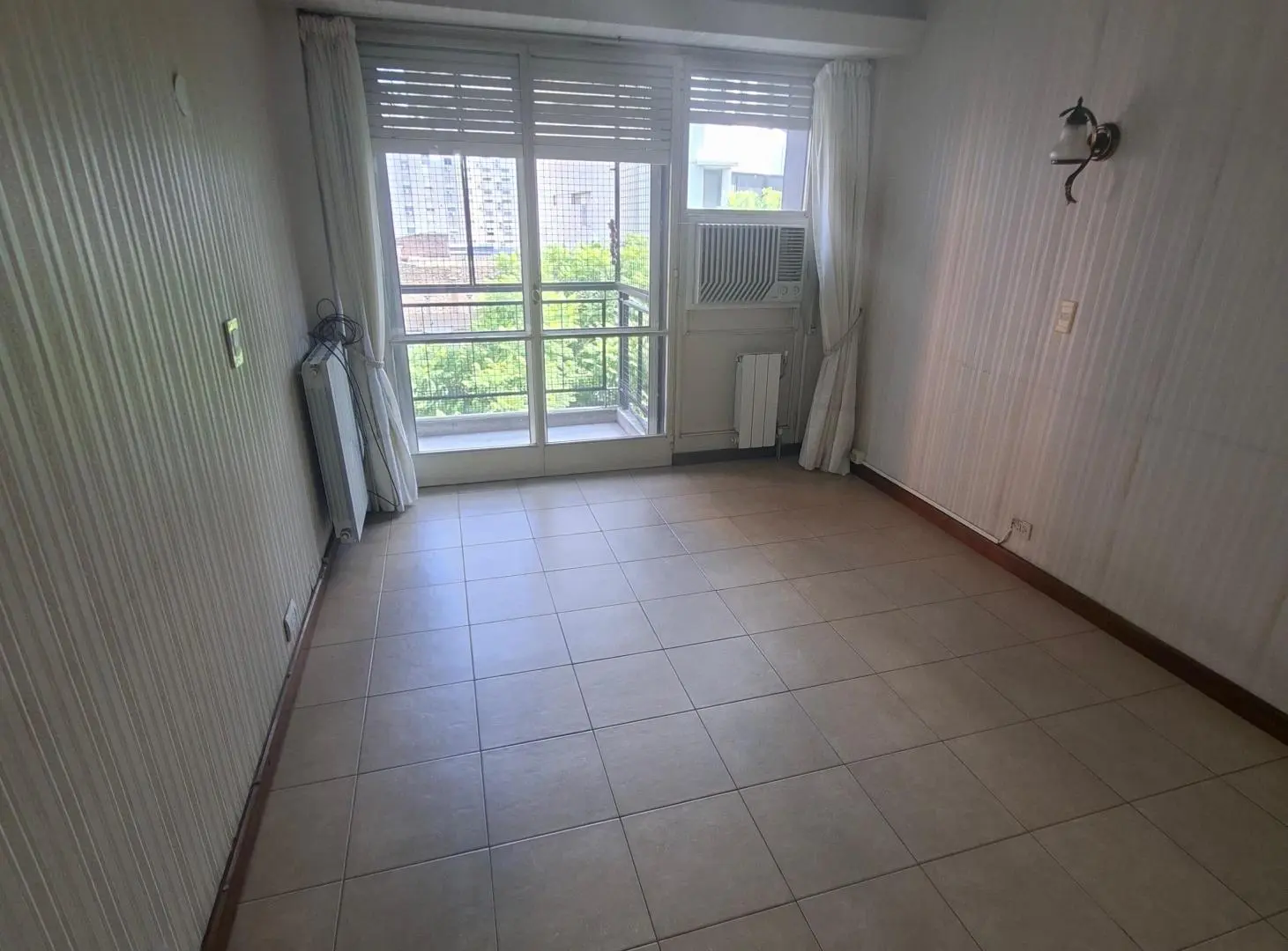 Departamento céntrico con 3/4 dormitorios con cochera en venta en Rosario 4