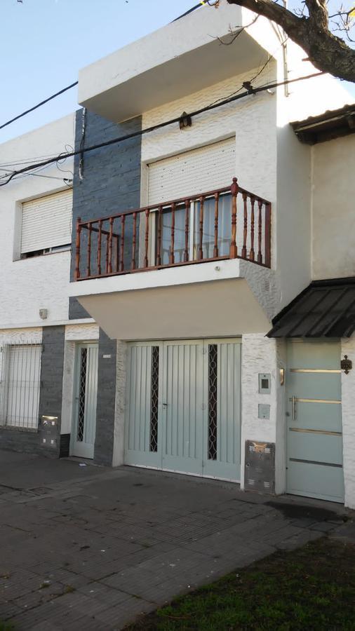 Amplio Inmueble Desarrollado en Dos Plantas 2