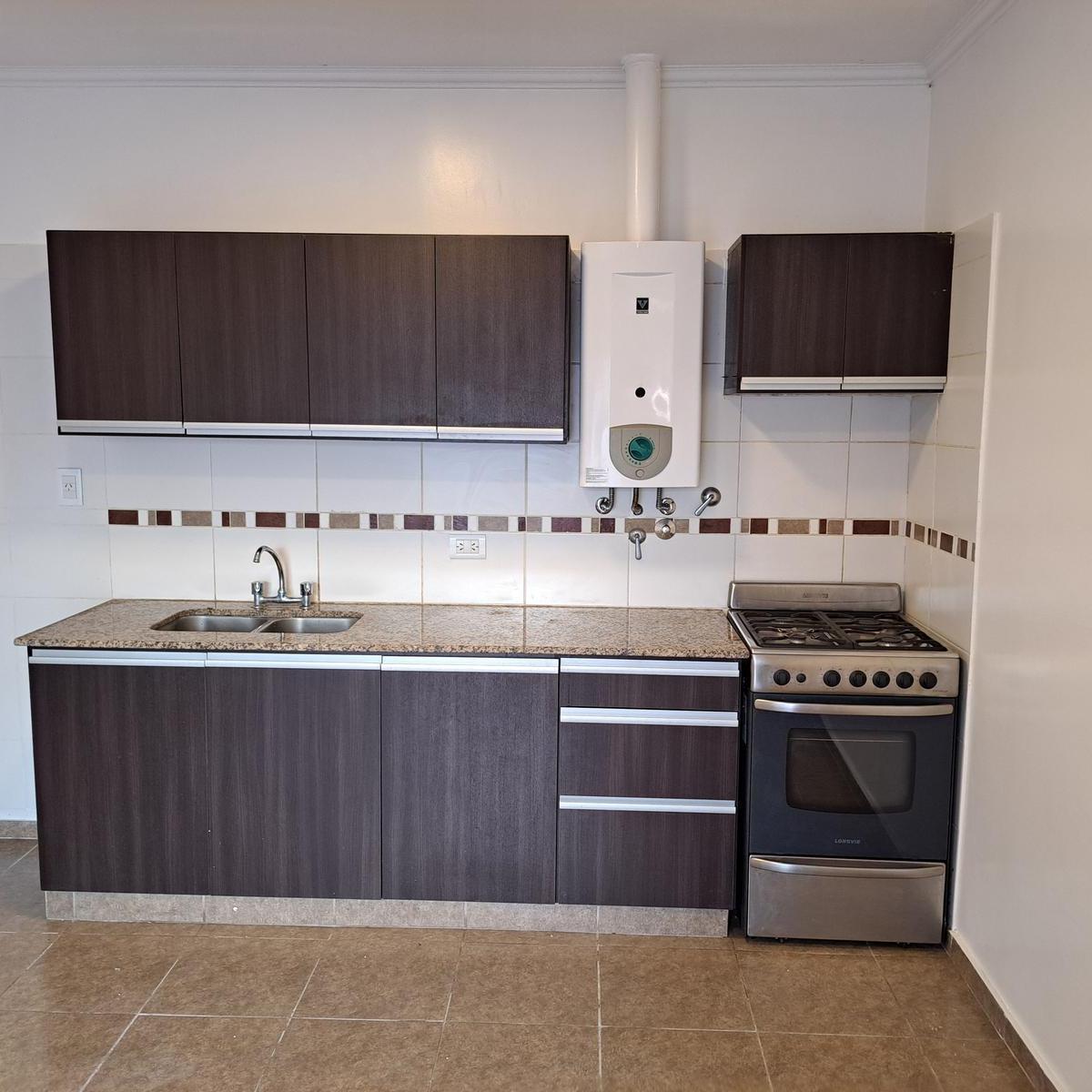 Venta Departamento 2 Dorm. en Pb con Patio Cochera. Barrio Arroyito 2