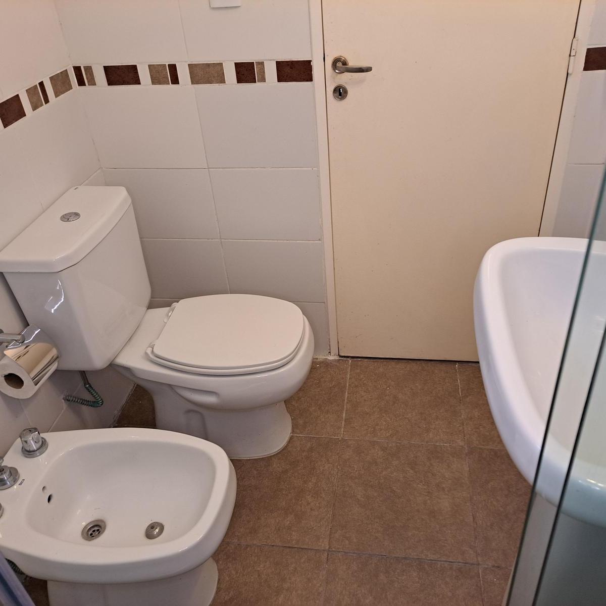 Venta Departamento 2 Dorm. en Pb con Patio Cochera. Barrio Arroyito 3