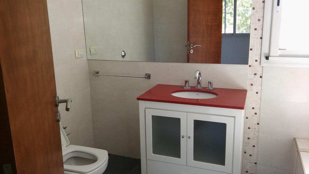Venta de Casa de 4 Dorm. en El Barrio Fisherton 2