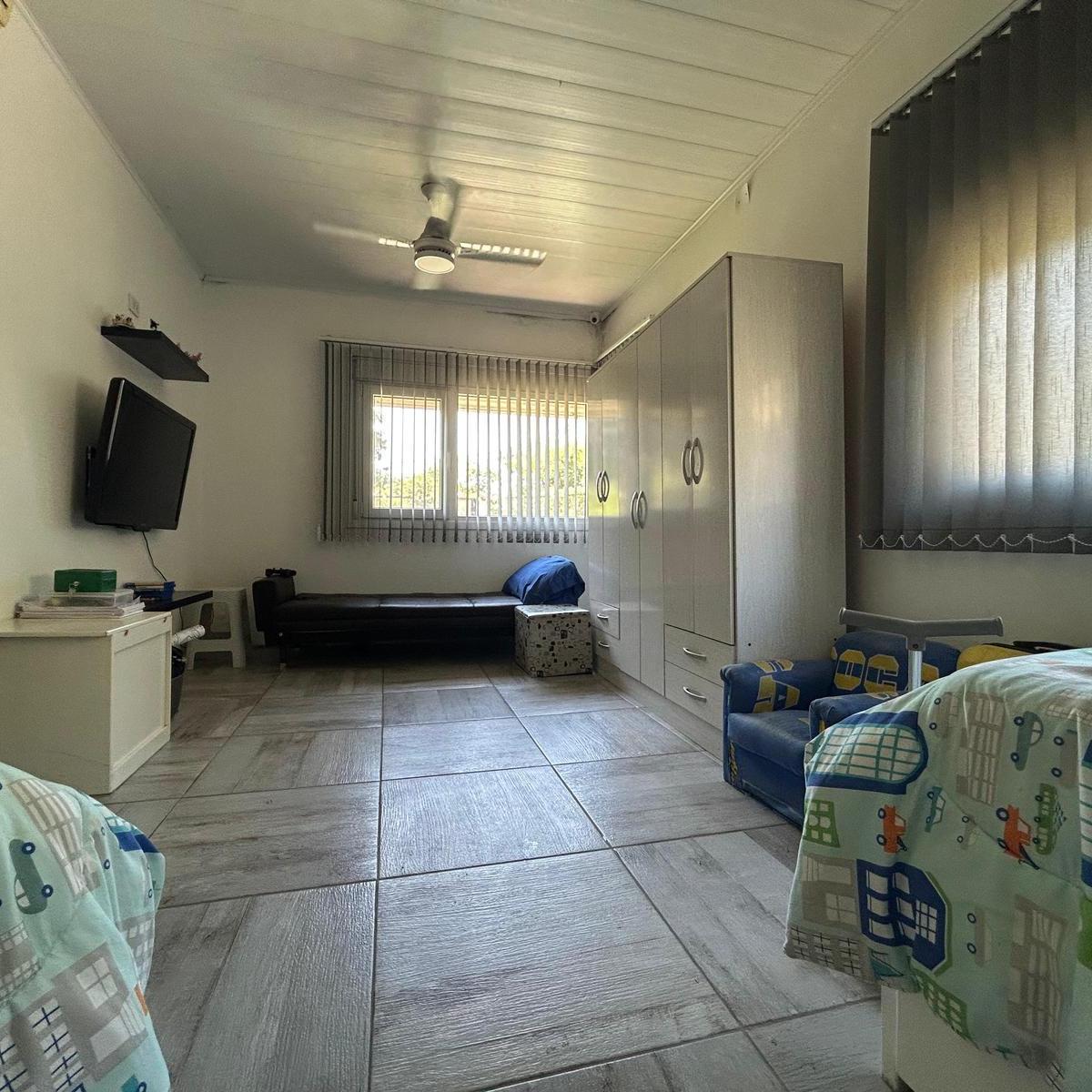 En Venta Casa Dos Dorm. Mas Playroom, Piscina y Parque. a 100 m del Rio. Pueblo Esther. 4