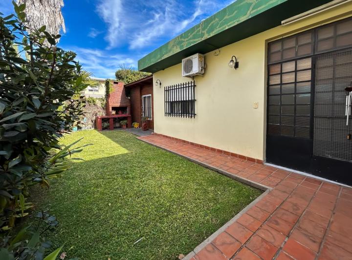 EN VENTA. CASA 3 DORMITORIOS MÁS COMODÍN. COCHERA, JARDÍN Y PARRILLERO. FISHERTON.