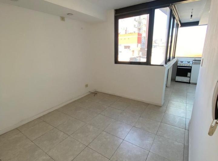 VENTA PH. DEPARTAMENTO DUPLEX. UN DORMITORIO. BALCÓN Y DECK-ABASTO.
