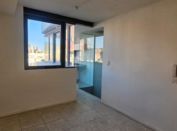 Foto de VENTA PH. DEPARTAMENTO DUPLEX. UN DORMITORIO. BALCÓN Y DECK-ABASTO., imagen 5