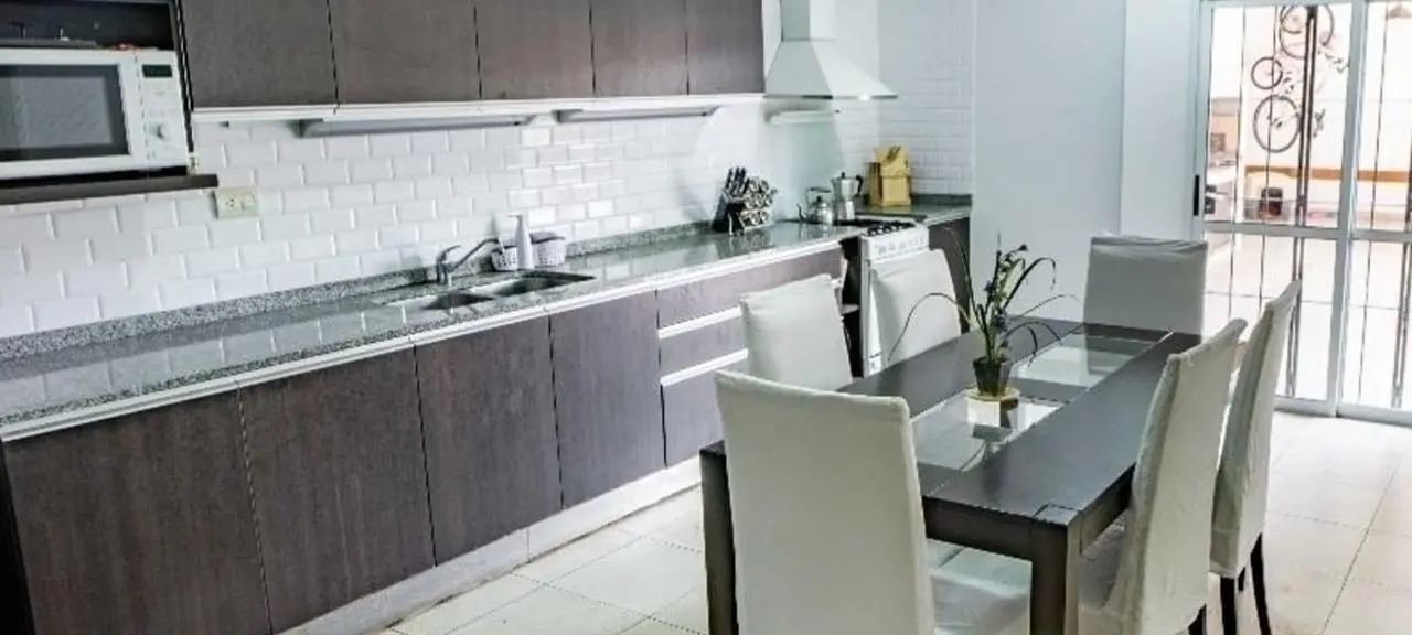 En venta casa 4 dormitorios, patio seco y cochera doble. Barrio Belgrano. 5