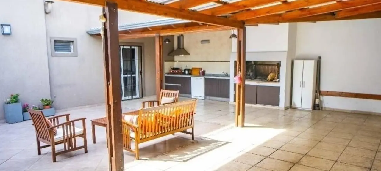 En venta casa 4 dormitorios, patio seco y cochera doble. Barrio Belgrano. 2