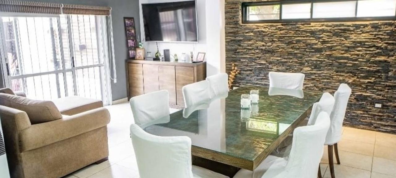 En venta casa 4 dormitorios, patio seco y cochera doble. Barrio Belgrano.