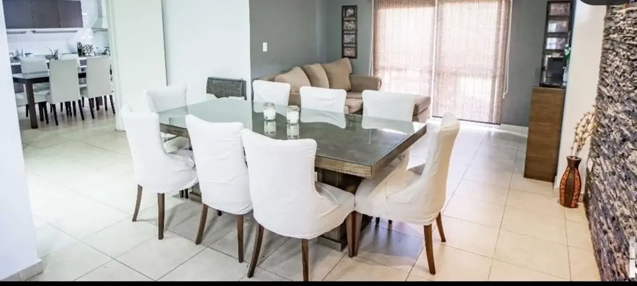 En venta casa 4 dormitorios, patio seco y cochera doble. Barrio Belgrano. 4