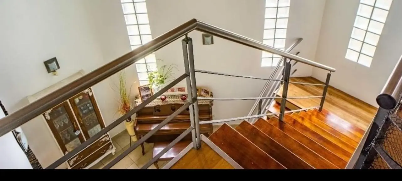En venta casa 4 dormitorios, patio seco y cochera doble. Barrio Belgrano. 3