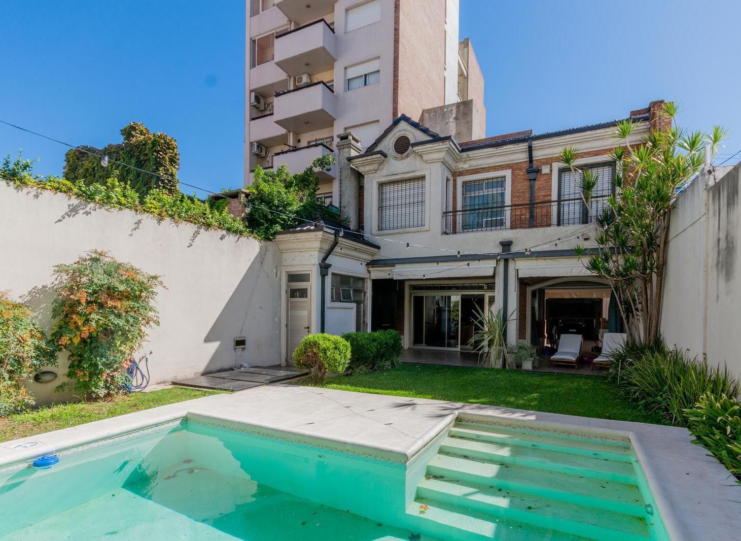 Casa en Venta 3 dormitorios en Barrio Lourdes con cochera para varios autos, jardín con pileta
