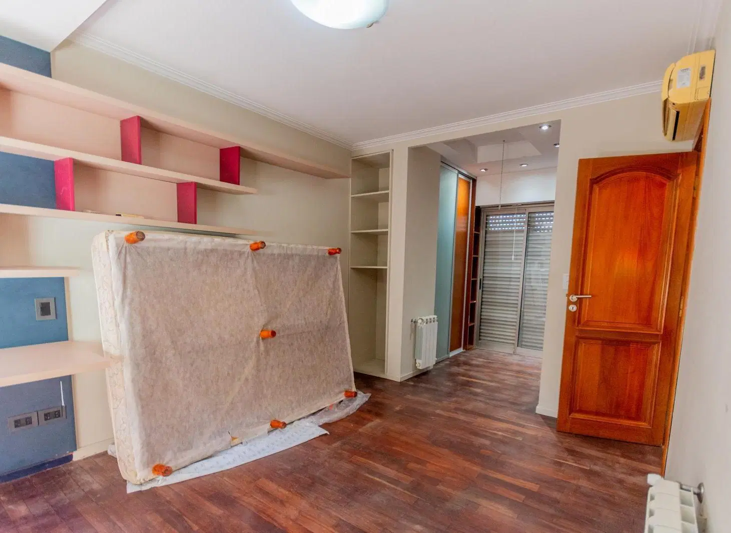 Casa en Venta 3 dormitorios en Barrio Lourdes con cochera para varios autos, jardín con pileta 8