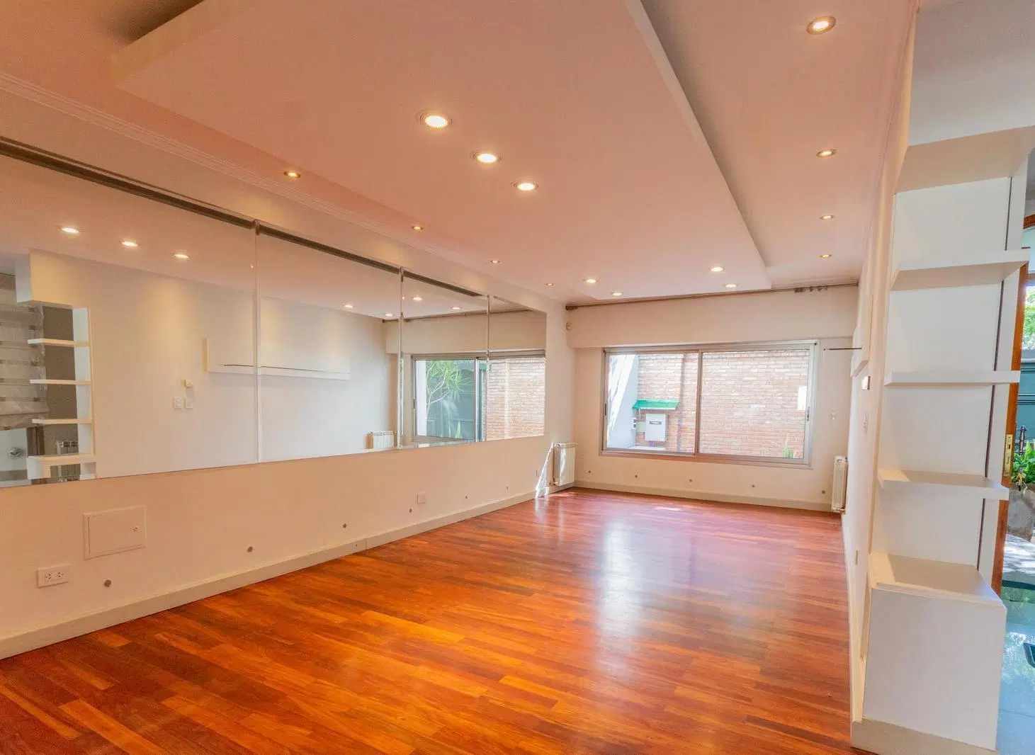 Casa en Venta 3 dormitorios en Barrio Lourdes con cochera para varios autos, jardín con pileta 4