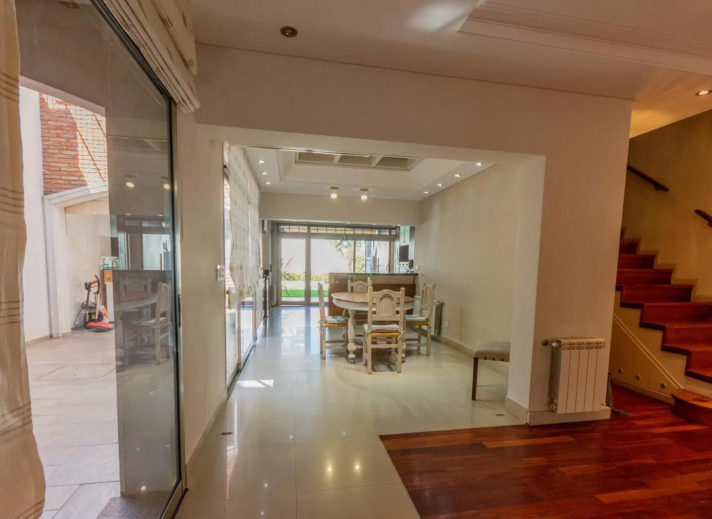 Casa en Venta 3 dormitorios en Barrio Lourdes con cochera para varios autos, jardín con pileta 5