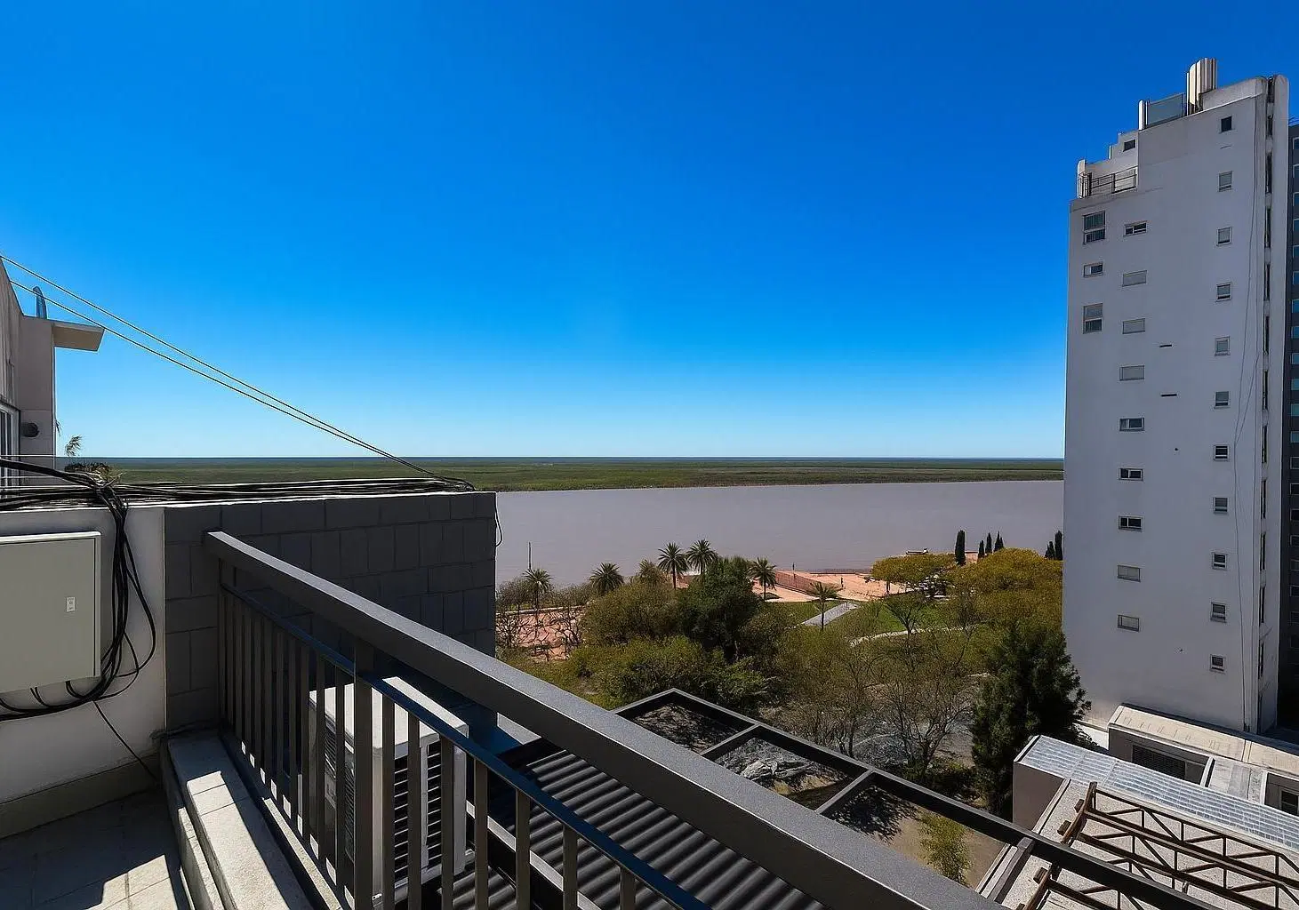 VENTA/PERMUTA Departamento 4 dormitorios al frente, con cochera, zona rio Centro Rosario 2
