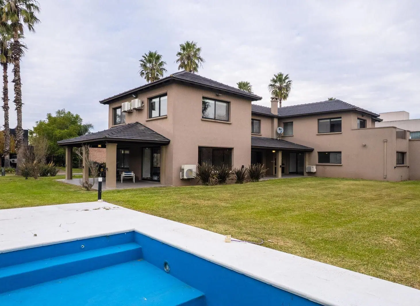 Venta-Permuta y Financiación. Casa 5 dormitorios. 1600m2 de Terreno. Funes Hills, San Marino. Oportu 4