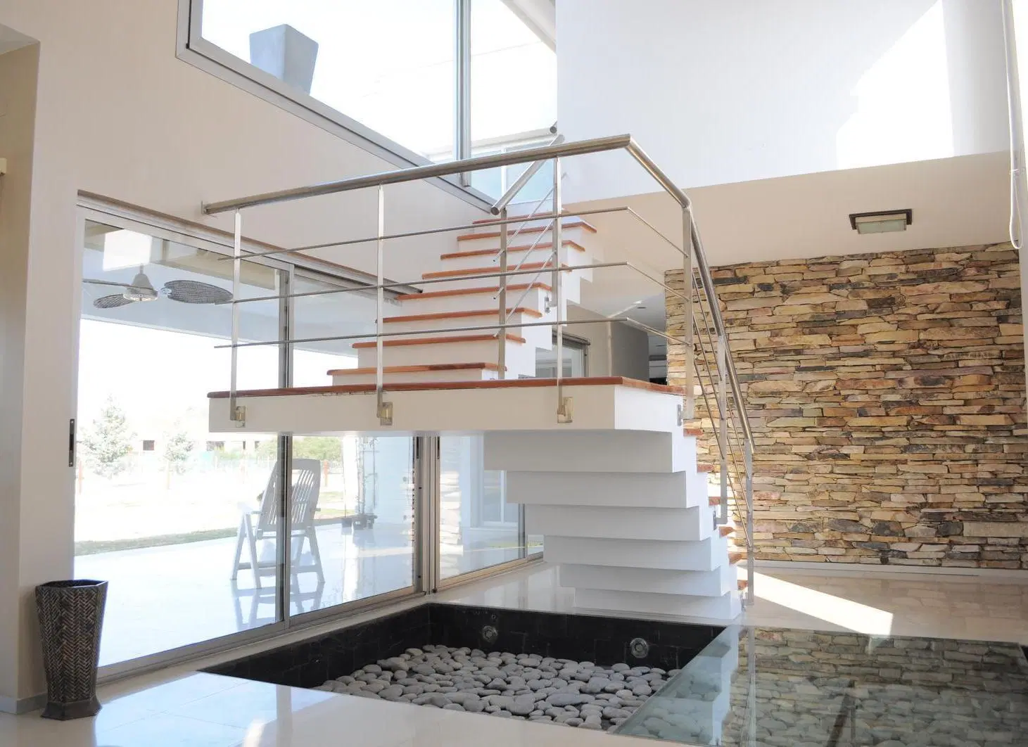 EN VENTA CASA ESTILO MINIMALISTA. 5 DORMITORIOS. 5 BAÑOS. QUINCHO, PISCINA. TERRENO 1200M2. KENTUCKY 5