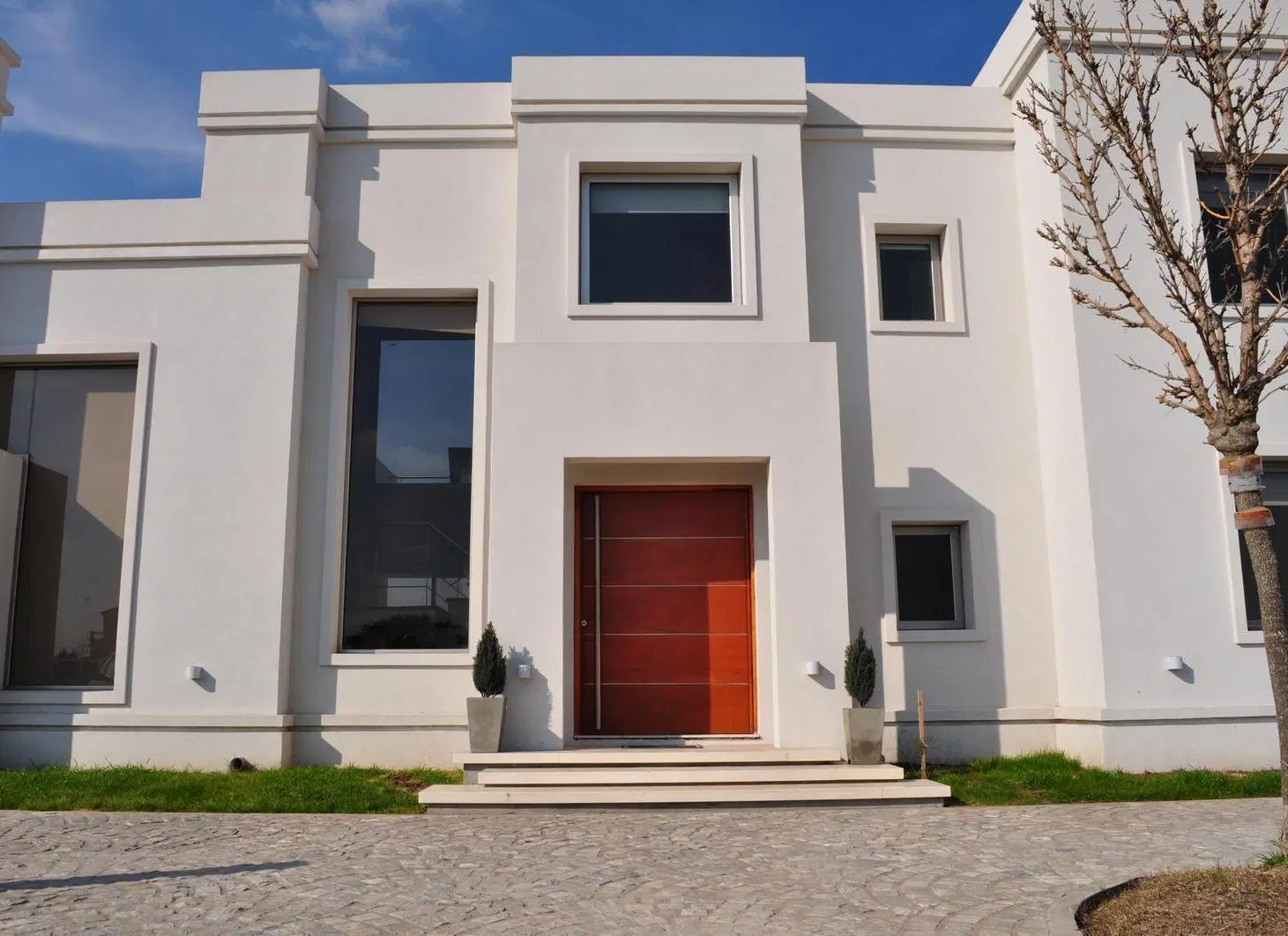 EN VENTA CASA ESTILO MINIMALISTA. 5 DORMITORIOS. 5 BAÑOS. QUINCHO, PISCINA. TERRENO 1200M2. KENTUCKY 4
