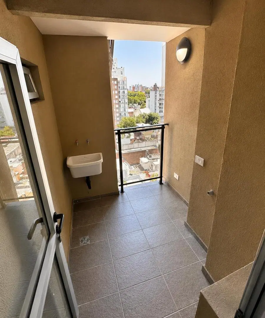 Departamento 2 Dormitorios en Venta con amplio balcon. Av Francia 1171 Op. Cochera 4