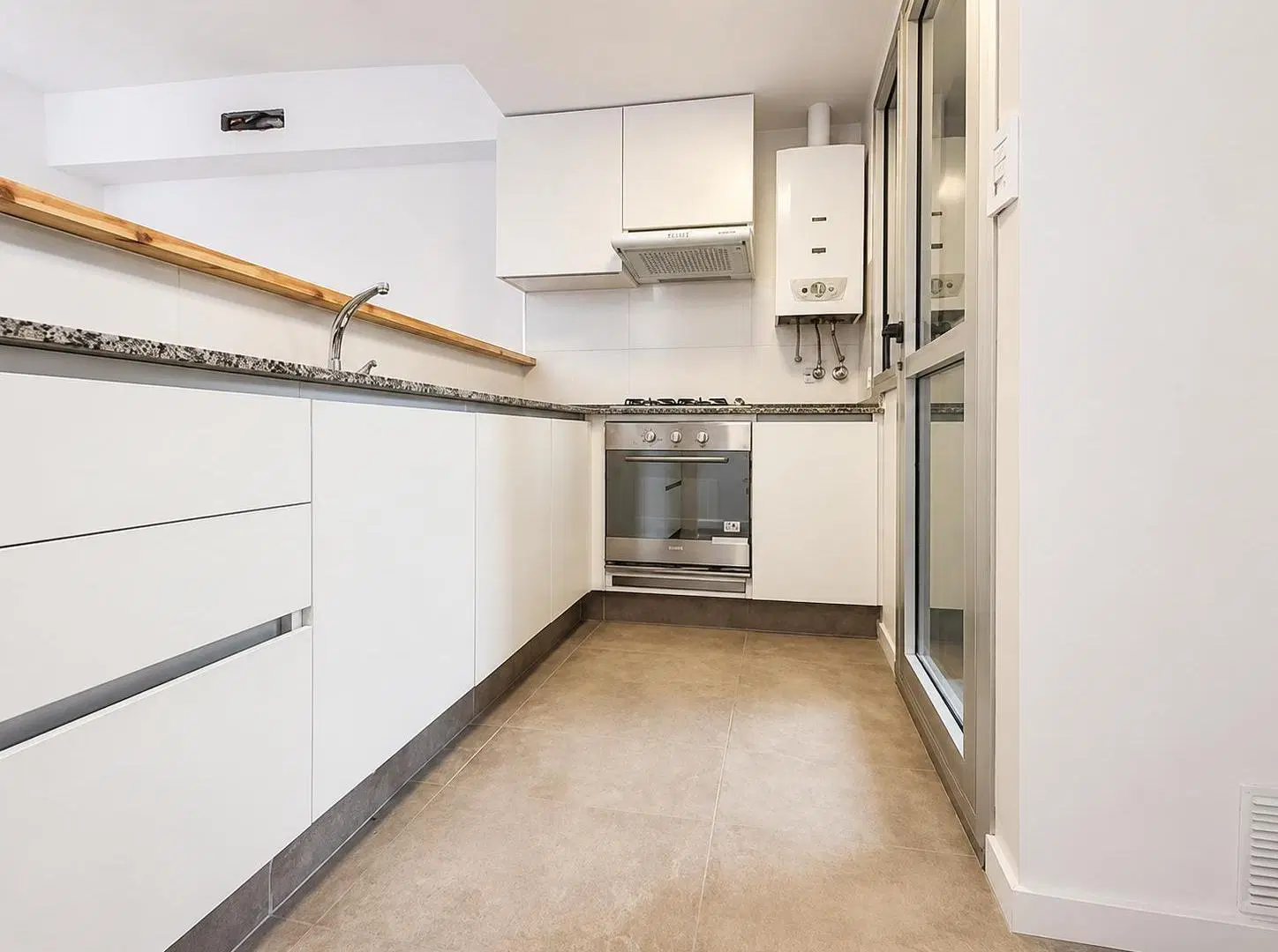 Departamento 2 Dormitorios en Venta con amplio balcon. Av Francia 1171 Op. Cochera 4