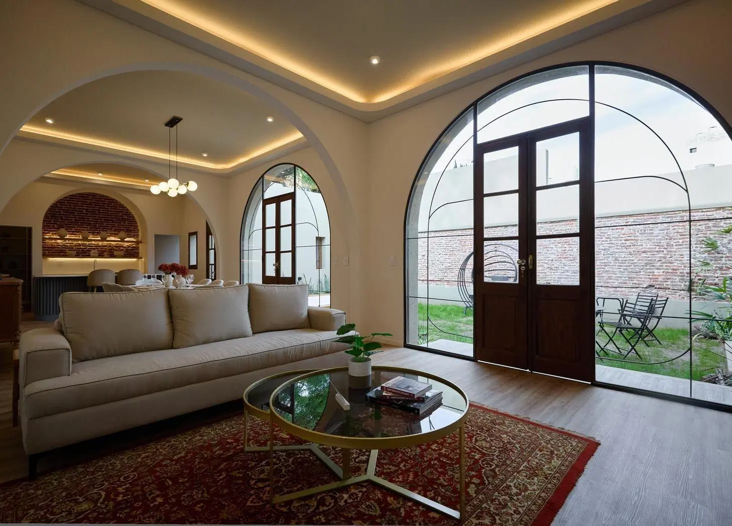 Casa en Venta B° Lourdes 4 dormitorios, cochera, jardín con pileta y terraza. 5
