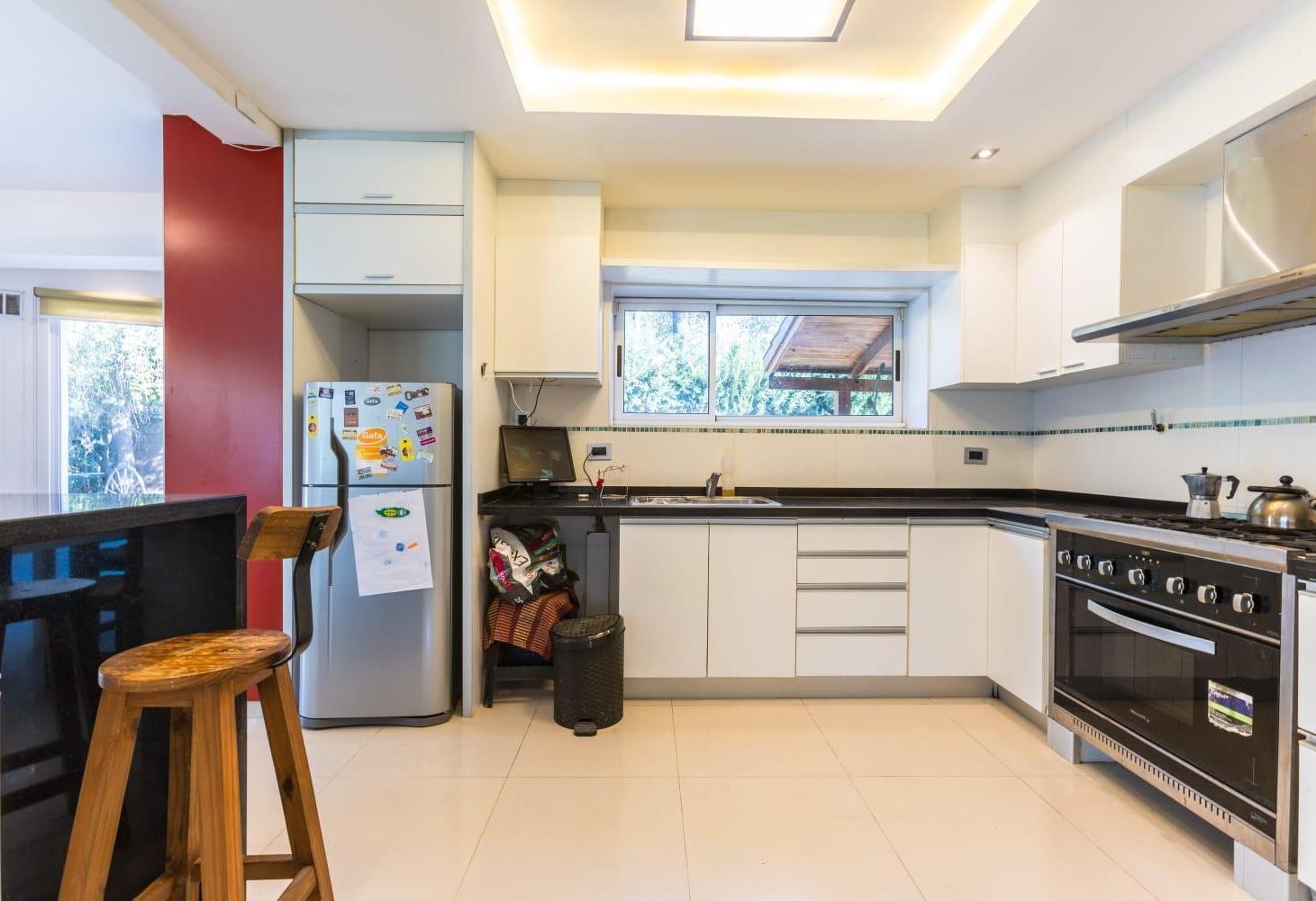 Foto de EN VENTA CASA 3 DORMITORIOS. TERRENO 1187M2. QUINCHO, PISCINA. GARITA 15 BIS. FUNES., imagen 5
