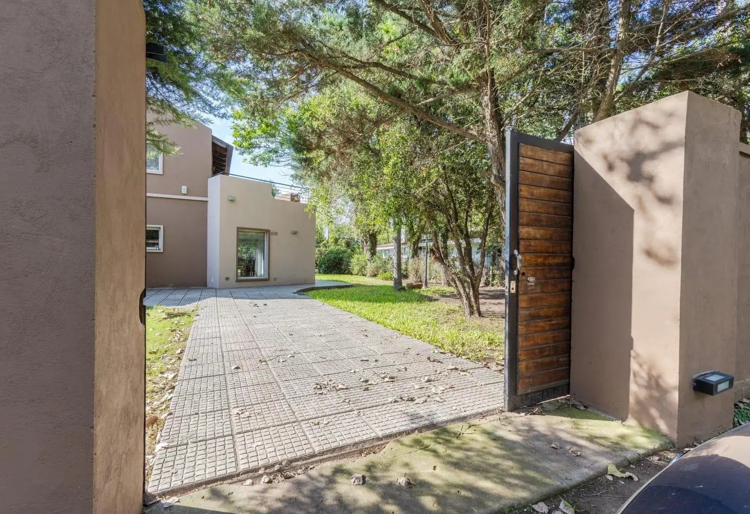 EN VENTA CASA 3 DORMITORIOS. TERRENO 1187M2. QUINCHO, PISCINA. GARITA 15 BIS. FUNES. 2