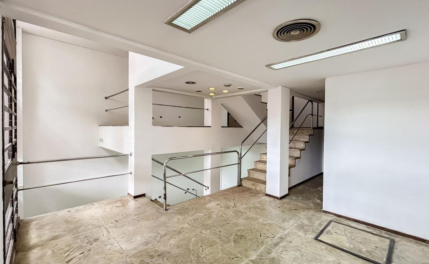Foto de GRAN OFICINA EN 3 NIVELES -IDEAL EMPRESA O ESTUDIO PROFESIONAL, imagen 3