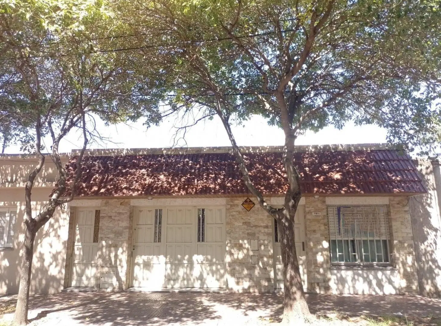 VENTA Casa dos dormitorios, con cochera y patio con pileta, en el barrio Belgrano 3