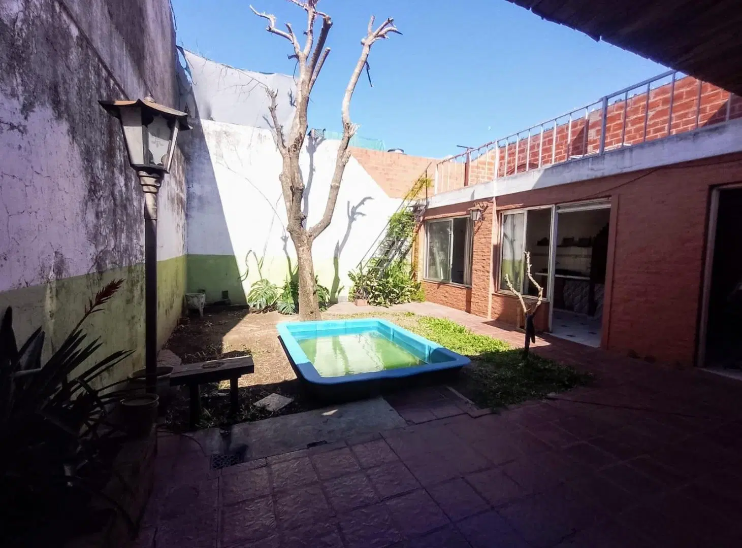 VENTA Casa dos dormitorios, con cochera y patio con pileta, en el barrio Belgrano 1