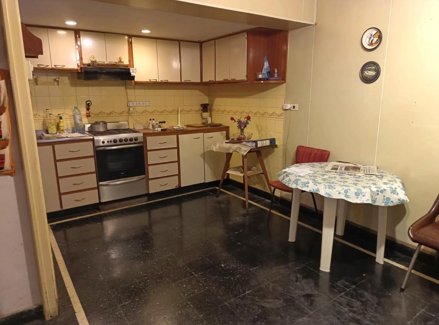 Foto de Casa de pasillo en Venta Abasto 4 dormitorios, patio y terraza., imagen 3