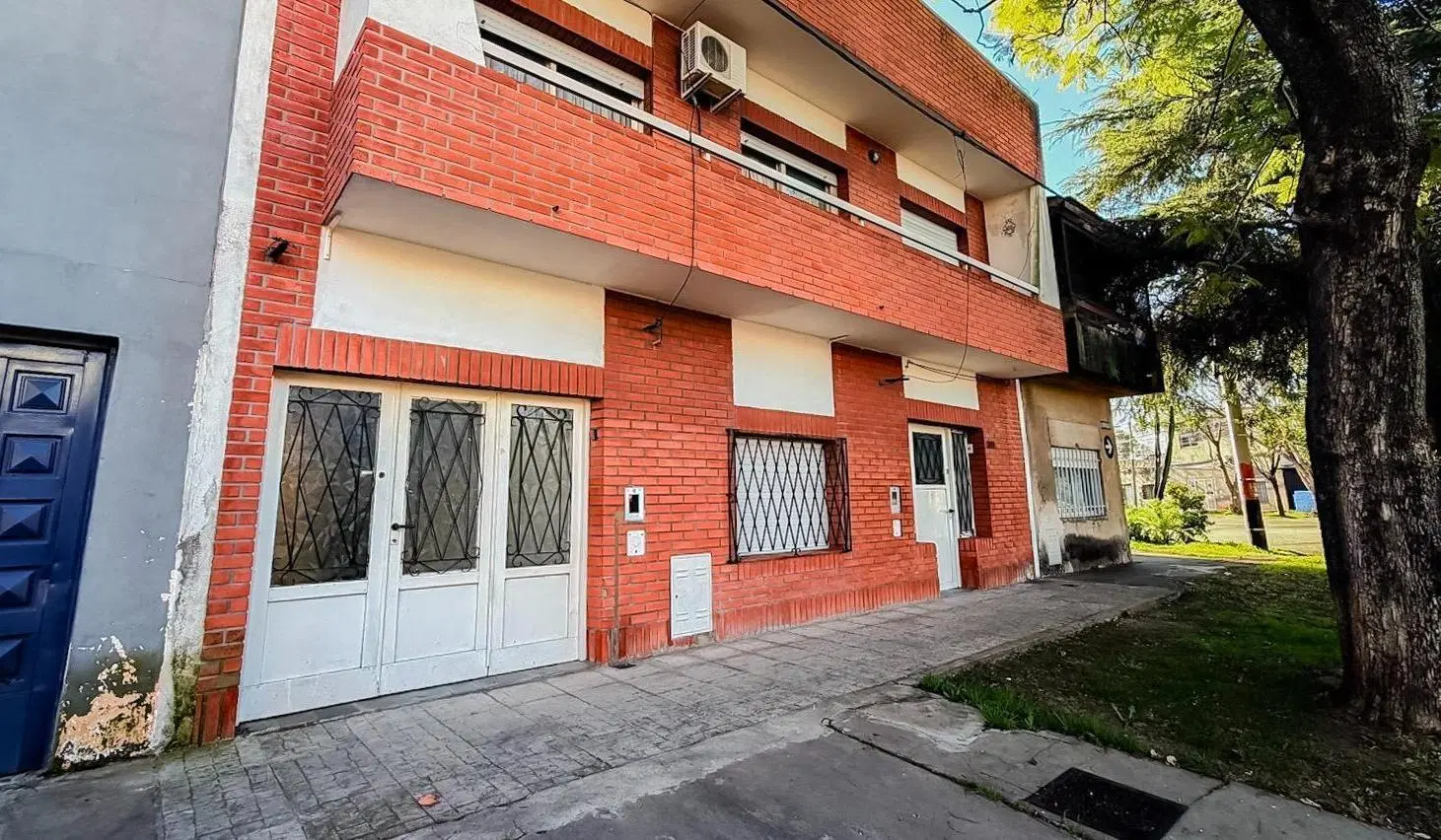 Casa  tres dormitorios con terraza y patio 3