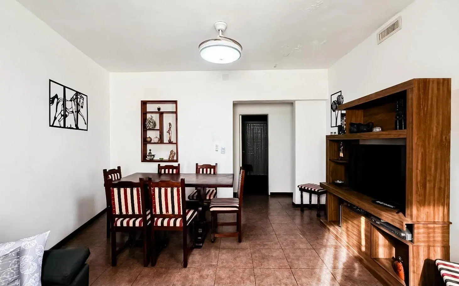 Casa  tres dormitorios con terraza y patio 5