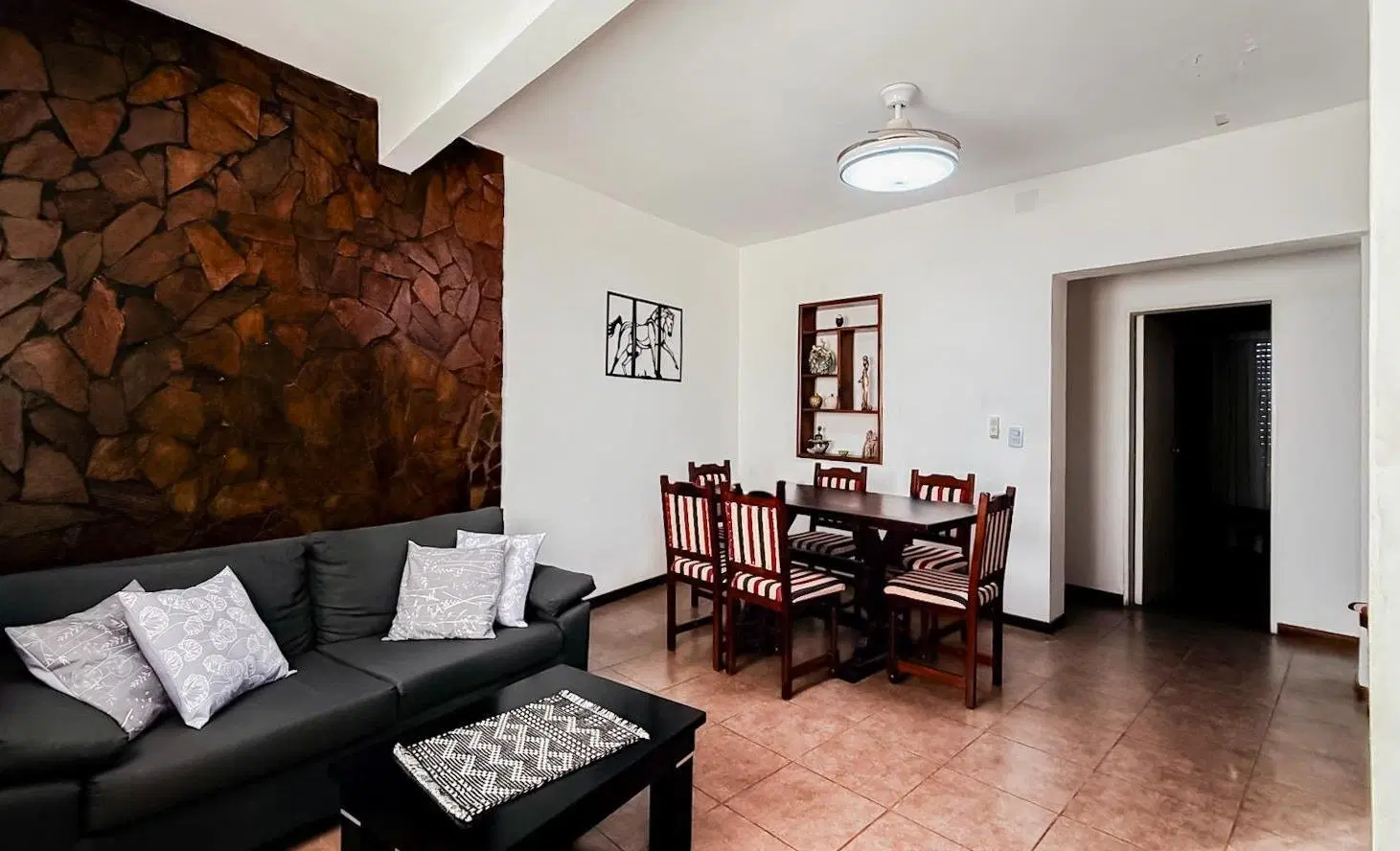 Casa  tres dormitorios con terraza y patio 4