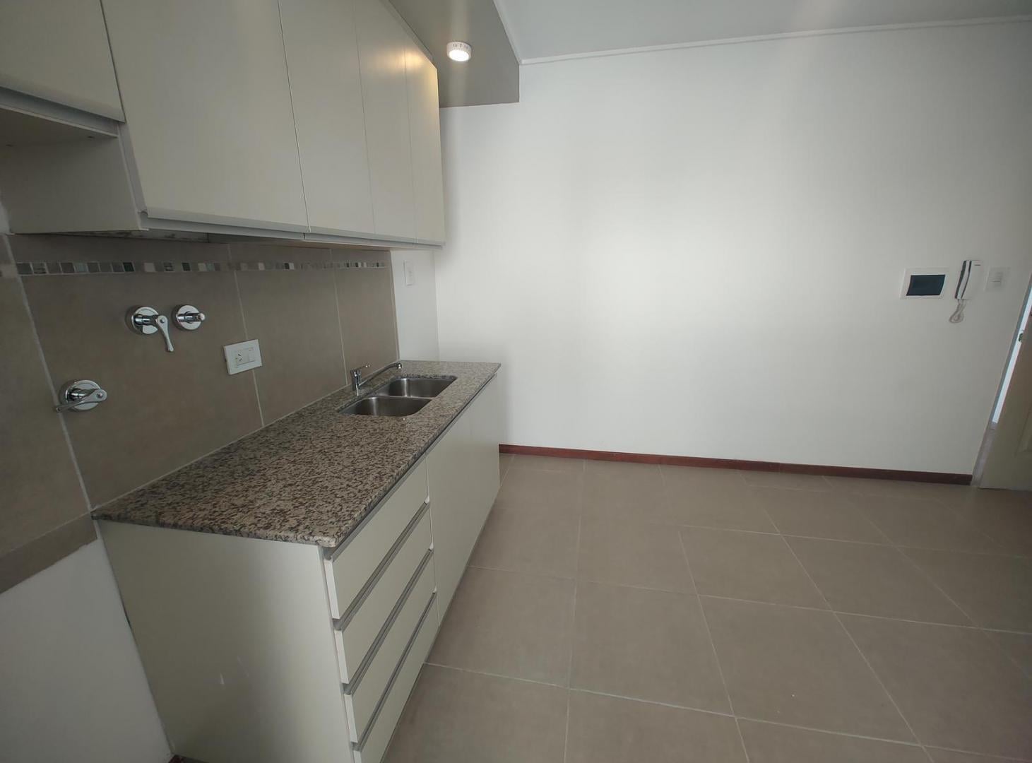 Foto de VENTA | Departamento 2 dormitorios con balcón U7 – Los Plátanos 170, imagen 3