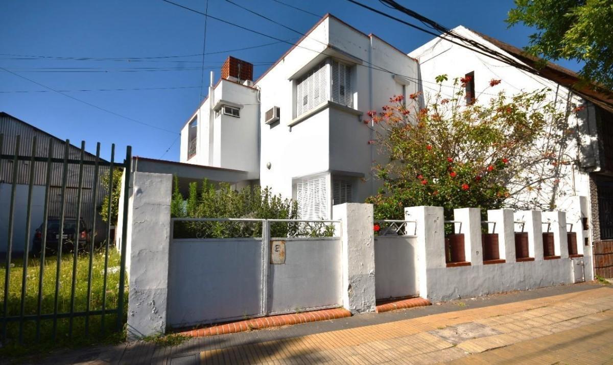 Foto de Casa + Lote en Venta Belgrano 3 dormitorios cochera. Salida a dos calles, imagen 1