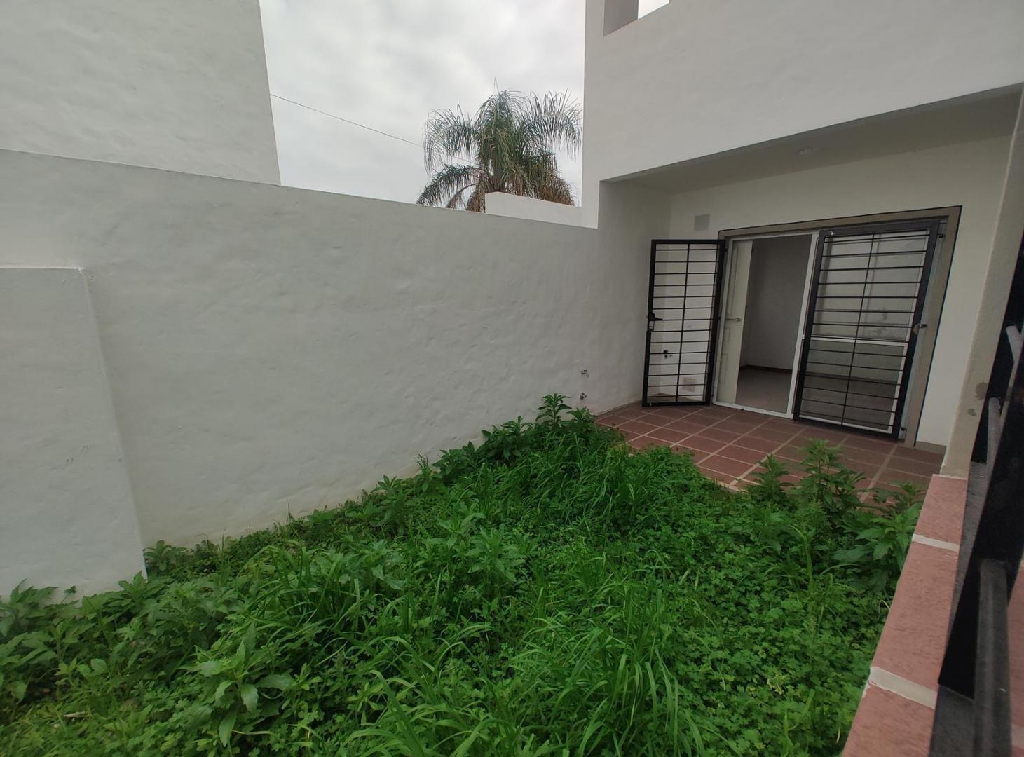 Foto de Venta departamento estilo casa | 2 dorm patio | Granadero Baigorria, imagen 2
