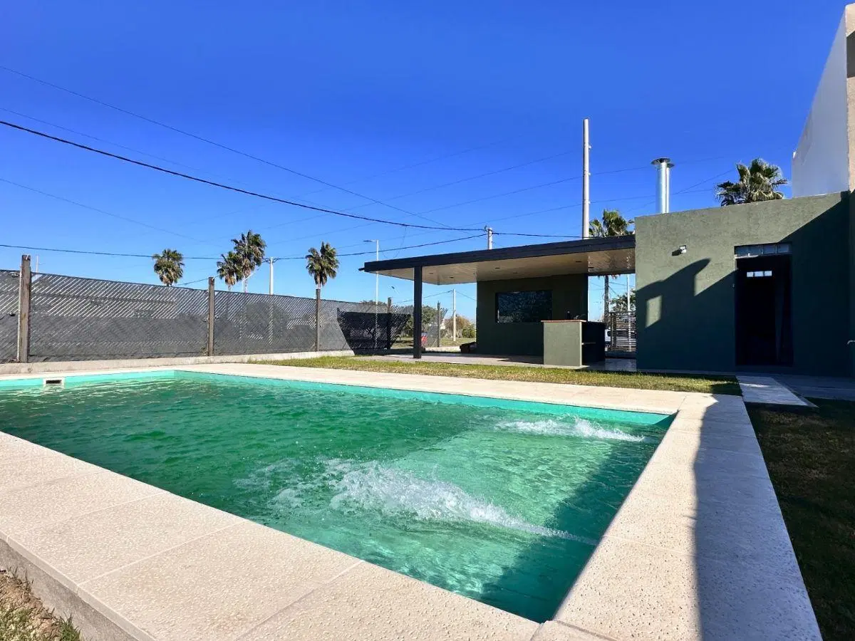 Quincho con piscina y proyecto en Piñero 3