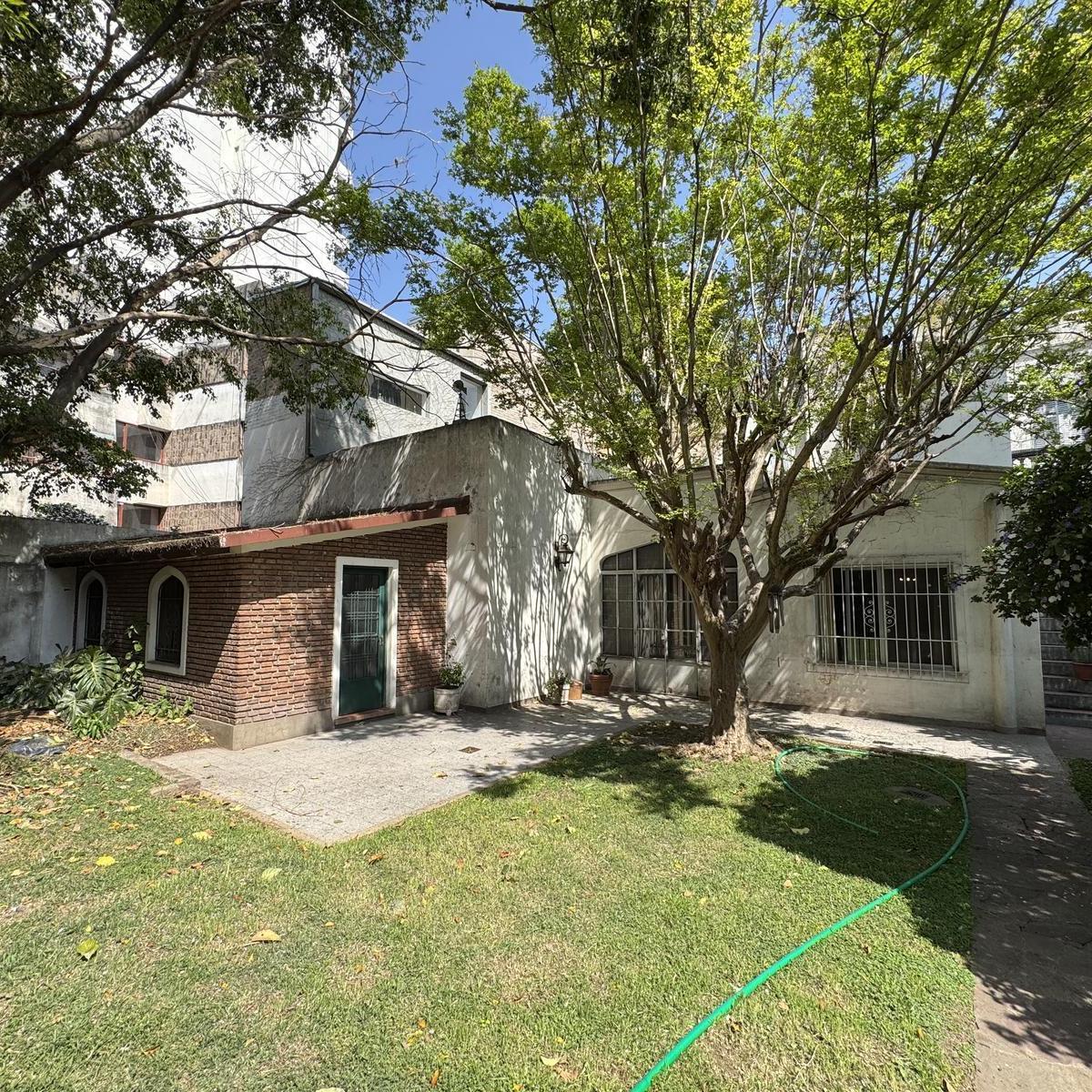 Casa de Estilo con Amplio Parque, Pileta y Quincho. en Inmejorable Zona. 5