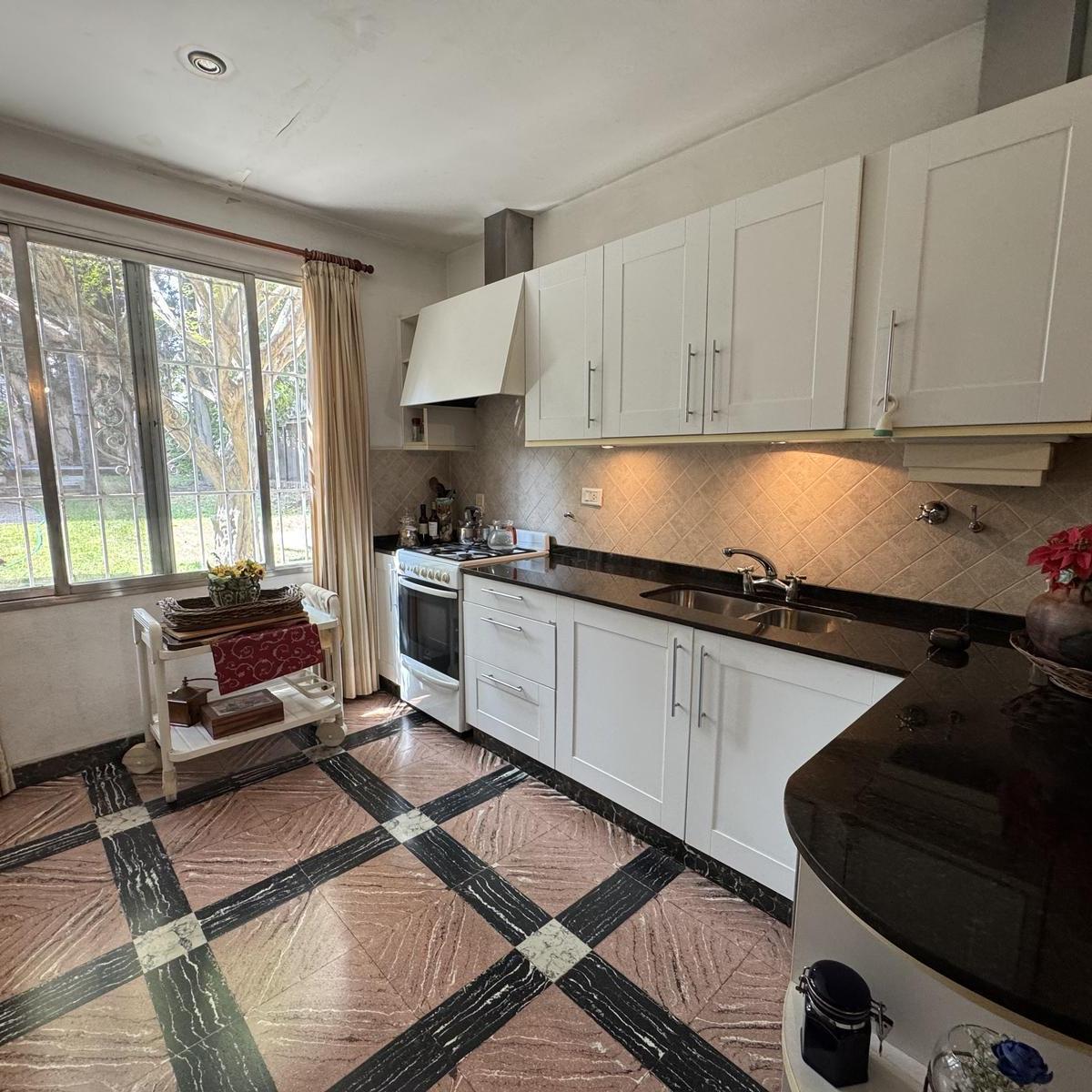 Casa de Estilo con Amplio Parque, Pileta y Quincho. en Inmejorable Zona. 5