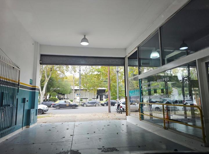 Gran local con oficinas y galpon en Zona sur Rosario 3