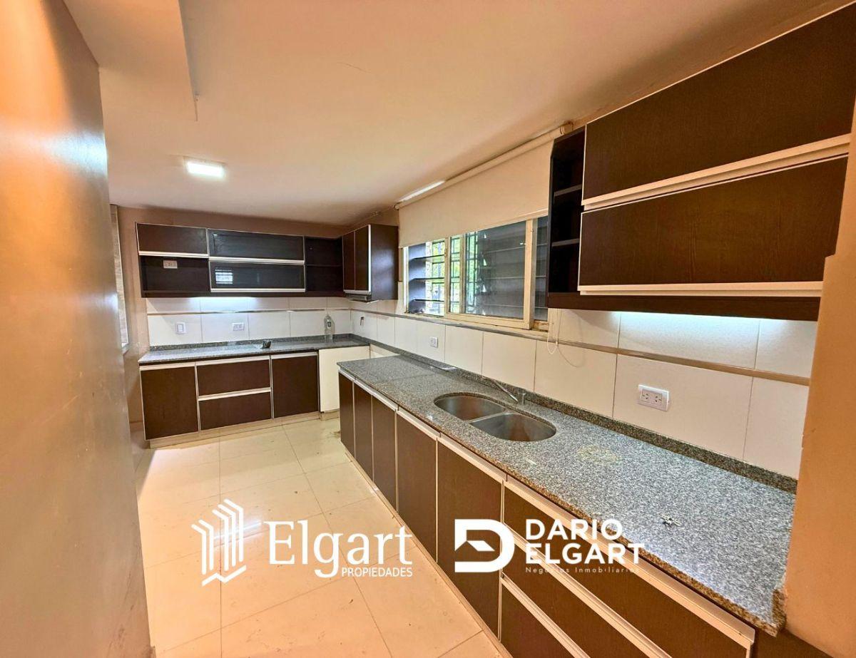 Foto de VENTA | CASA EN ESQUINA CON PILETA Y GARAJE PARA 3 VEHÍCULOS, imagen 3