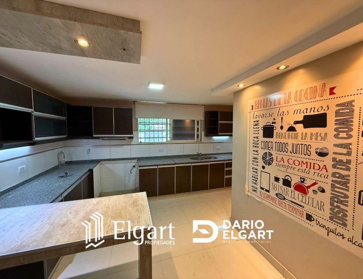 Foto de VENTA | CASA EN ESQUINA CON PILETA Y GARAJE PARA 3 VEHÍCULOS, imagen 2