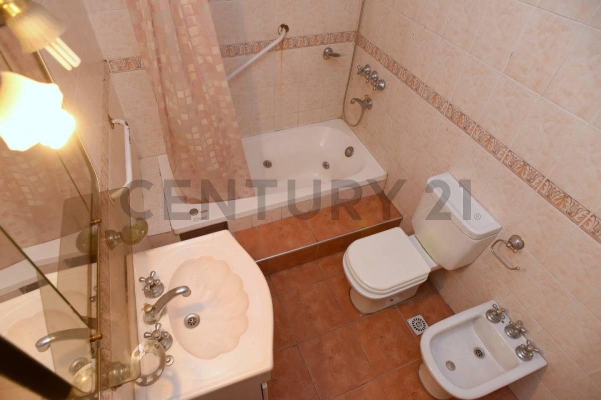 Casa Lote Propio en Villa del Parque 8 Amb Ideal P/ Reciclar 1