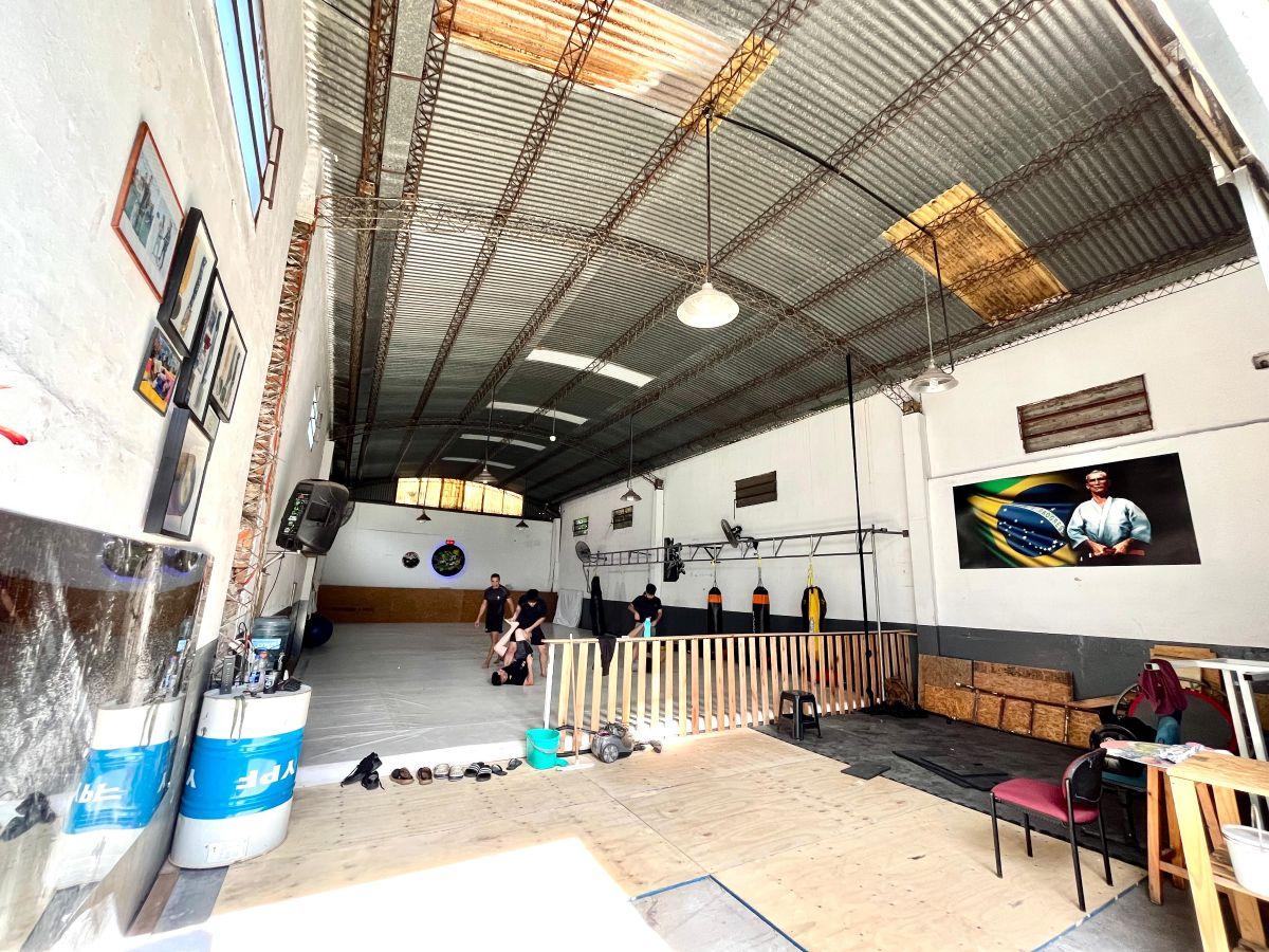 GALPÓN + CASA USO COMERCIAL EN VENTA - SUP: 362 m2