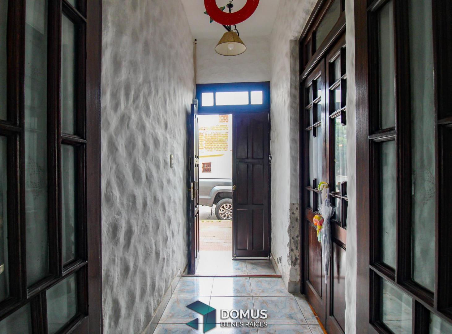 VENTA CASA CALLE CORRIENTES AL 100