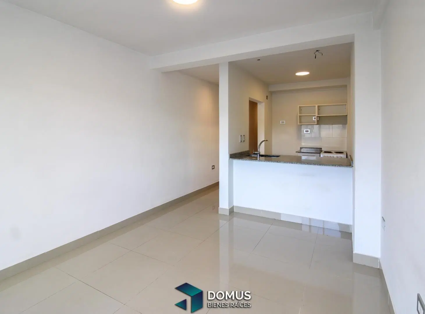 VENTA MONOAMBIENTE CON COCHERA Y BALCON AV. BELGRANO EDIFICIO BAMBU 4