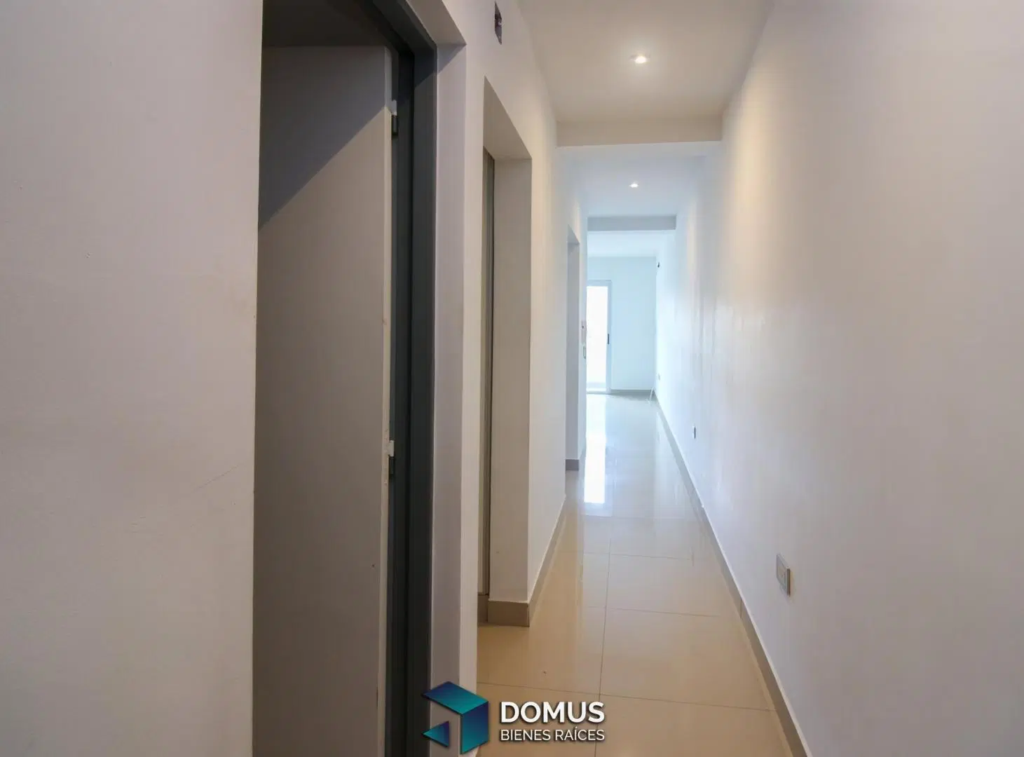 VENTA MONOAMBIENTE CON COCHERA Y BALCON AV. BELGRANO EDIFICIO BAMBU 1