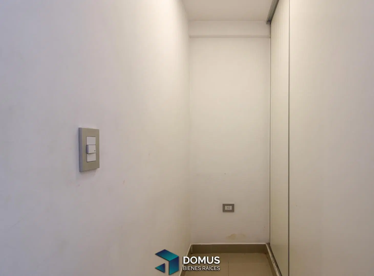 VENTA MONOAMBIENTE CON COCHERA Y BALCON AV. BELGRANO EDIFICIO BAMBU 2
