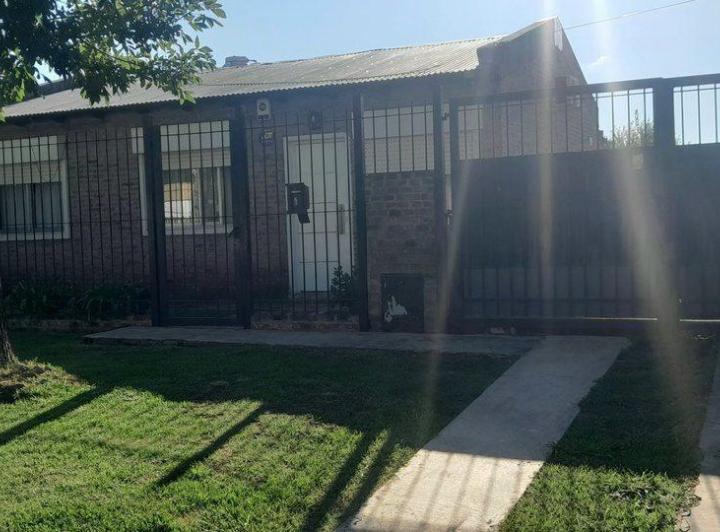 CASA EN VENTA EN PERGAMINO CON PILETA 4